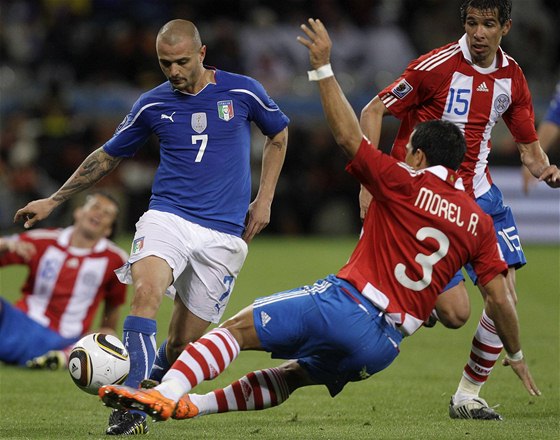 KLIKOVANÁ. Italský záloník Pepe (v modrém) patil k nejlepím na trávníku. Celému svtu ukázal, pro si ho nedávno vybral Juventus Turín jako svou posilu.
