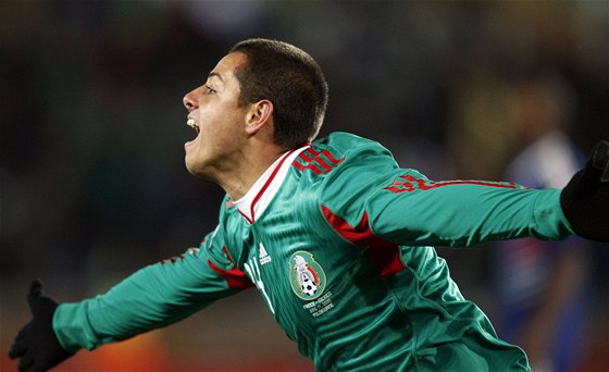 RADOST. Javier Hernández z Mexika oslavuje svj gól, který práv vstelil.