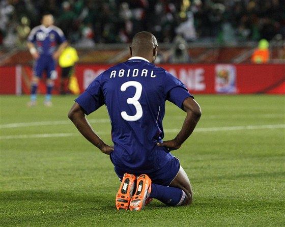 SMUTEK. Francouzský obránce Abidal zpytuje svdomí, protoe zavinil penaltu.