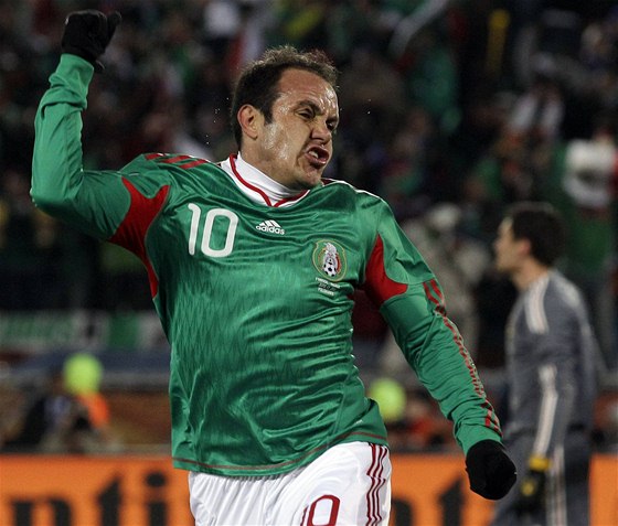 Cuauthémoc Blanco z Mexika se raduje z gólu, který práv vstelil.