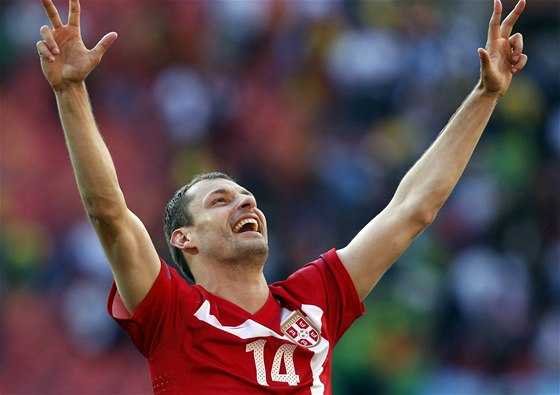GÓL. Jovanovi ze Srbska oslavuje gól, který práv vstelil.