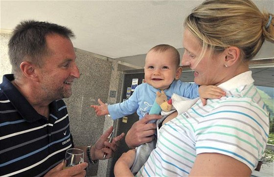 Michaela Feraníková se svým synem Matjem a kouem národního týmu basketbalistek Luborem Blakem