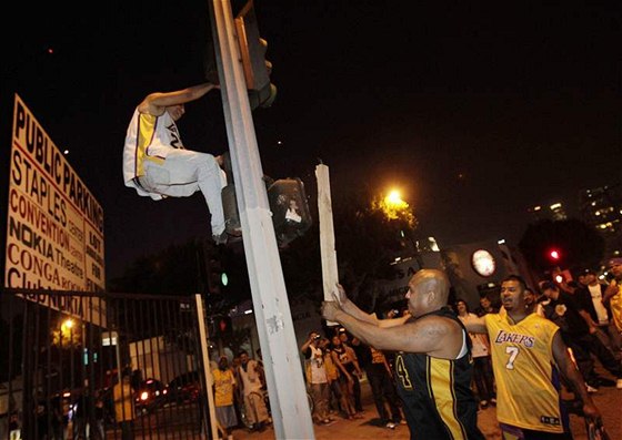 Fanouci LA Lakers slaví triumf svého klubu v ulicích msta hodn svérázn - demolováním mstského majetku