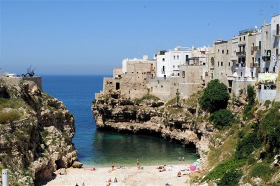 Itálie, zátoka a domy na útesech v Polignano di Mare