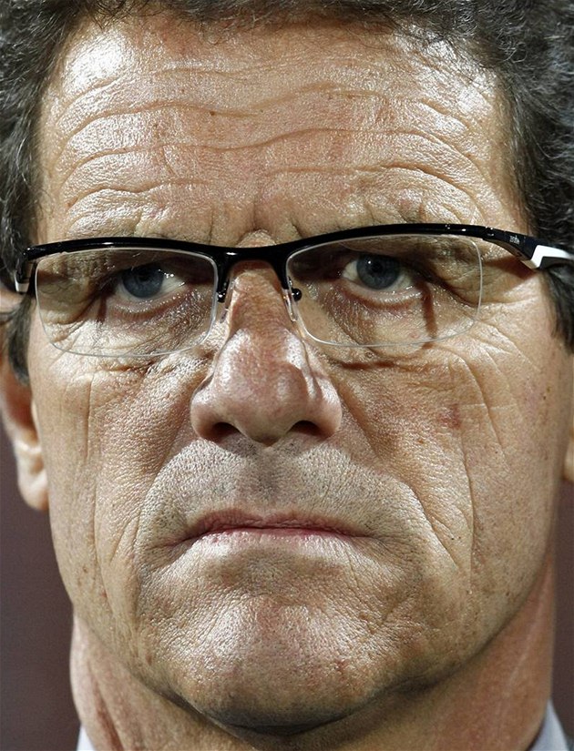 PÍSNÝ POHLED. Trenér anglické reprezentace Fabio Capello bedliv hledí na výkon svých svenc proti Spojeným státm.
