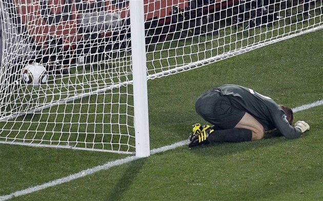 JE ZLE. Anglický brankář Robert Green právě pustil lehkou střelu... JE ZLE. Anglický brankář Robert Green právě pustil lehkou střelu...
