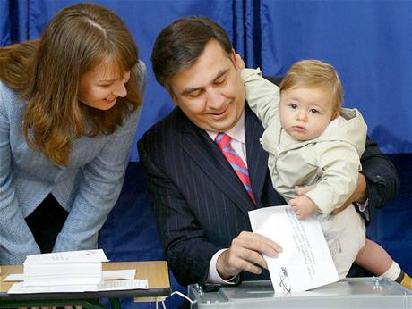 Prvn dma Gruzie Sandra Elisabeth Roelofsov s manelem Michailem Saakashvilim a synem Nikolozem pi volbch v roce 2006.