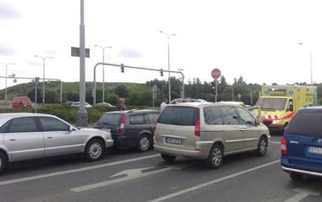 Nehoda pti aut na Opatovsk ulici v Praze u vjezdu na D1