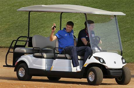Anglick fotbalista Steven Gerrard jede na golfov hit v trninku ped mistrovstvm svta.