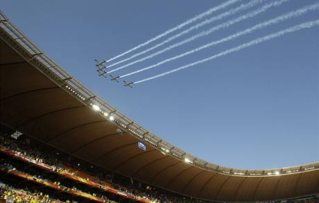 CEREMONIL Pi slavnostnm zahjen proltla nad stadionem Soccer City v Johannesburgu letadla.