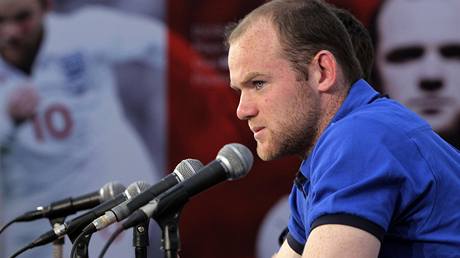Anglick tonk Wayne Rooney odpovd na tiskov konferenci.