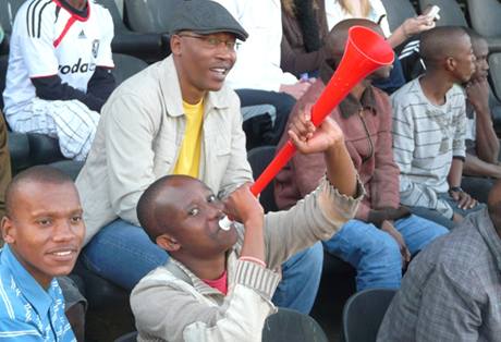 Troubm! Vuvuzela je u africkch fanouk nesmrn populrn. Slyeli ji i Slovci pi prvnm trninku.