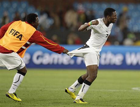 GL. Asamoah Gyan (vpravo) oslavuje gl, kter vstelil z penalty. Dky nmu Ghana vyhrla.