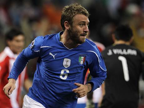 GL. Italsk zlonk De Rossi se raduje ze vstelenho glu.