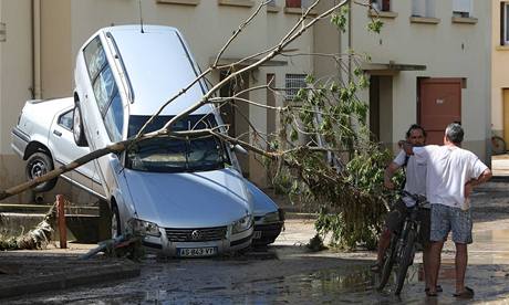 Bleskov povode si na jihu Francie pohrvala i s auty (16. ervna 2010)