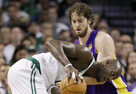 Pau Gasol z LA Lakers (vpravo) brn Kevina Garnetta z Bostonu Celtics