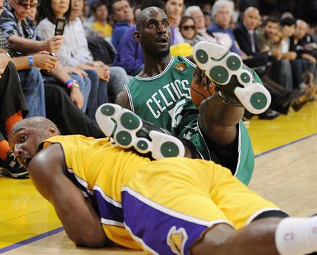 Kevin Garnett (nahoe) z Bostonu Celtics a Lamar Odom z LA Lakers v souboji o m