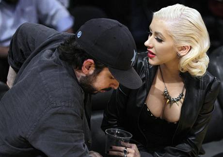 Zpvaka Christina Aguilera a jej manel Jordan Bratman bhem estho finle NBA