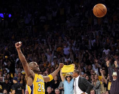 DOKZALI JSME TO! Kobe Bryant se v poslednch vteinch raduje z triumfu Los Angeles Lakers ve finle NBA. V pozad zklaman kou Bostonu Celtics Doc Rivers.