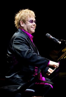 Zpvk Elton John vystoupil 10. ervna 2010 v prask O2 aren