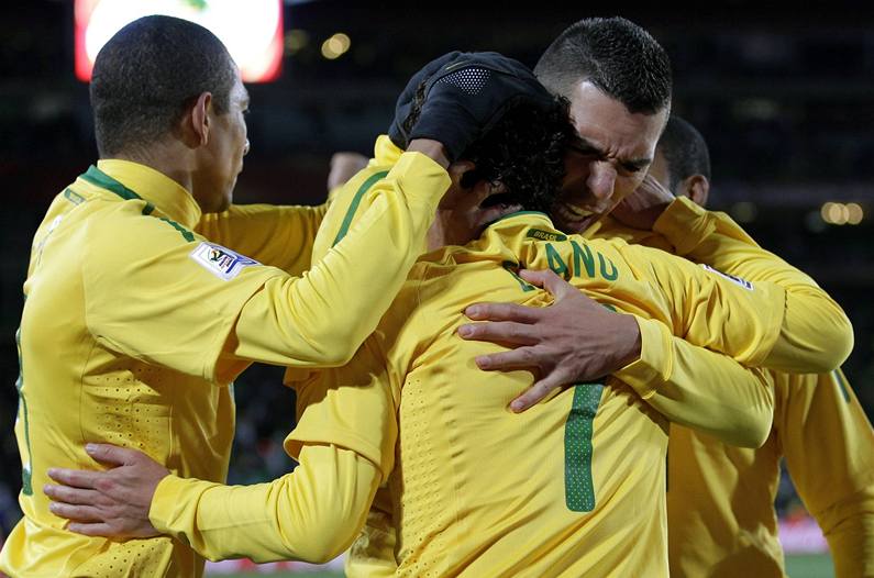 DINA. Brazilci se na výhru nad KLDR nadeli, Elanovi proto gratulovali ke gólu o to víc.