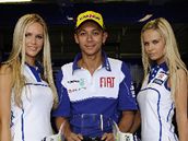 Tyhle dívky se podívaly do stáje Fiat Yamaha Teamu a jeho jezdce Valentina Rossiho loni Tyhle dívky se podívaly do stáje Fiat Yamaha Teamu a jeho jezdce Valentina Rossiho loni