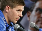 Anglick zlonk Steven Gerrard na tiskov konferenci