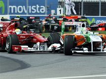 TLAENICE. Felipe Massa z Ferrari (vlevo) naboural do Adriana Sutila s vozem stje Force India ve Velk cen Kanady. 