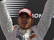 VTZ. Britsk pilot mclarenu Lewis Hamilton slav vtzstv ve Velk cen Kanady.