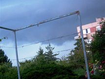 Do Brna vtrhla v sobotu veer siln boue, mraky nad Masarykovou tvrt (12. erven 2010)