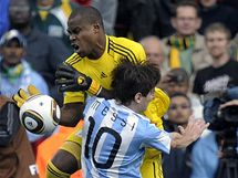 PRSK. Argentinsk tonk Messi (dole) se sr s nigerijskm glmanem Enyeamaem.