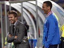 ZBAVA NA LAVICE. Zrann anglit reprezentanti David Beckham (vlevo) a Rio Ferdinand se bav bhem utkn se Spojenmi stty.
