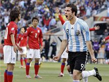 Argentinec Gonzalo Higuain se raduje ze vstelen branky do jihokorejsk st. (17. ervna 2010)