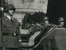 Katafalk s Heydrichovm tlem na Praskm hrad
