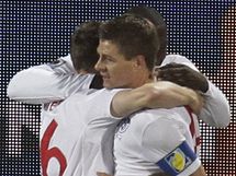 RADOST Anglit fotbalist gratuluj Stevenovi Gerrardovi, kter se trefil proti USA