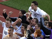 DOKZALI JSME TO Novozlandt fotbalist se raduj po remze se Slovenskem.