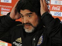 CO JE TO ZA OTZKU? Argentinsk trenr Diego Maradona na tiskov konferenci.