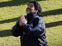 PROBOHA Argentinsk trenr Diego Maradona bhem trninku.