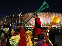 Fanouci Jin Afriky ukazuj, jak se fand s plastovou trubkou zvanou vuvuzela.