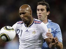 Francouzsk tonk Anelka si kryje m ped uruguayskm soupeem