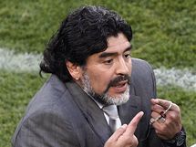 rgentinsk kou Diego Maradona debatuje se tvrtm rozhodm