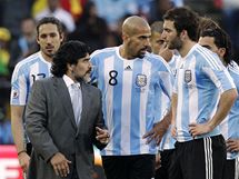 Argentinsk trenr Diego Maradona dkuje svm svencm za vhru nad Nigri