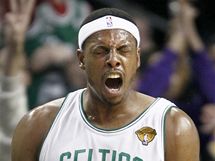 Paul Pierce z Bostonu Celtics slav vhru nad LA Lakers