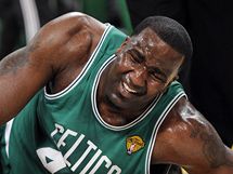 Kendrick Perkins z Bostonu Celtics se v estm finle NBA zranil