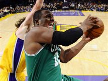 Glen Davis z Bostonu Celtics se chyst k zakonen pes Paua Gasola z LA Lakers