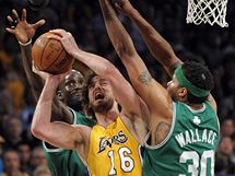 Pau Gasol (uprosted) bojuje s obranou Kevina Garnetta (vlevo) a Rasheeda Wallace z Bostonu Celtics