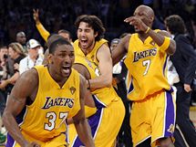 Ron Artest (v poped), Saa Vujai i Lamar Odom se raduj z triumfu LA Lakers ve finle NBA
