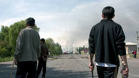 Etničtí Uzbekové se brání molotovy a tyčemi u města Oš na jihu Kyrgyzstánu (12. června 2010) Etničtí Uzbekové se brání molotovy a tyčemi u města Oš na jihu Kyrgyzstánu (12. června 2010)