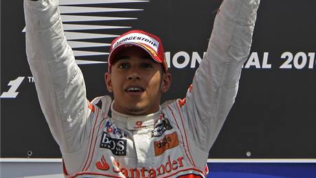 VÍTZ. Britský pilot mclarenu Lewis Hamilton slaví vítzství ve Velké cen Kanady.
