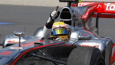 Lewis Hamilton z McLarenu slaví vítzství ve Velké cen Kanady.